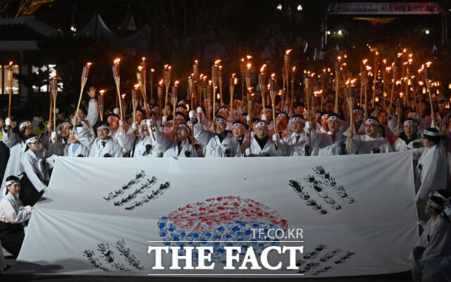 107주년 3.1절을 하루 앞둔 28일 오후 충남 천안시 동남구 유관순 열사 사적지 일대에서 열린 2026 아우내봉화제에서 시민들이 횃불을 들고 행진하며 만세운동을 재현하고 있다. /천안=이새롬 기자