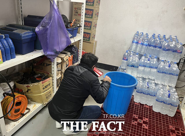 주민 숙소 창고에서 울릉도에서 가져온 생수·라면등 생필품을 정리하고 있다. /울릉군