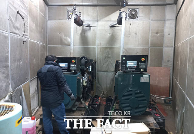 독도 주민 숙소에 불을 밝힐 발전기를 점검하고 있다. /울릉군