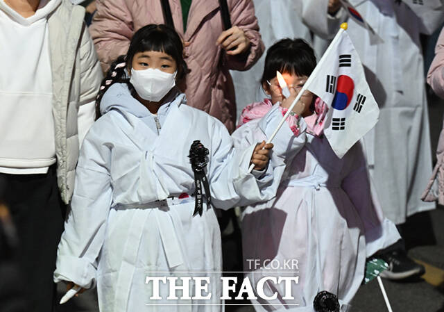 107주년 3.1절을 하루 앞둔 28일 오후 충남 천안시 동남구 유관순 열사 사적지 일대에서 열린 2026 아우내봉화제에서 시민들이 횃불을 들고 행진하며 만세운동을 재현하고 있다. /천안=이새롬 기자