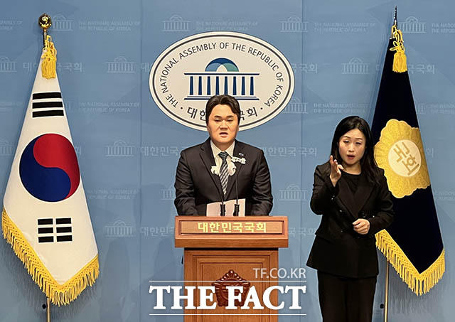 더불어민주당 김지호 대변인이 국민의힘은 말이 아닌 행동으로 답해야 한다고 요구했다. /더팩트 DB