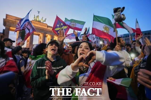 지난달 28일(현지시간) 독일 베를린 주재 미국 대사관 앞에서 이란인들이 미국과 이스라엘의 이란 공습에 지지하는 시위에 참여해 환호하고 있다. /베를린=AP.뉴시스