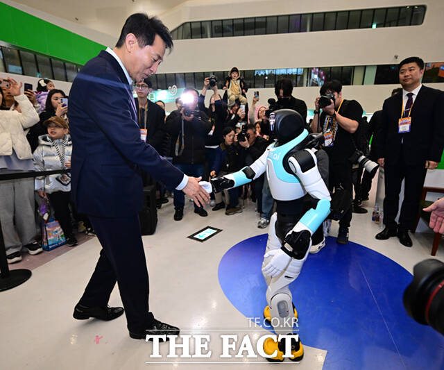 오세훈 서울시장이 1일 서울 동대문디자인플라자(DDP)에서 열린 '서울AI페스티벌 2026'에 참석해 마음ai의 완전 자율형 민첩 로봇 '우치봇'과 악수하고 있다.