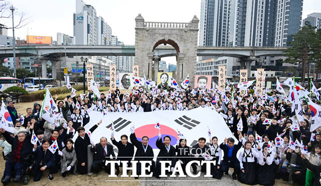 제107주년 삼일절인 1일 서울 서대문형무소역사관에서 기념행사 ‘1919 서대문, 그날의 함성’이 열린 가운데, 이성헌 서대문구청장을 비롯한 참가 시민들이 독립문 앞에서 태극기를 흔들며 만세를 외치고 있다. /이새롬 기자