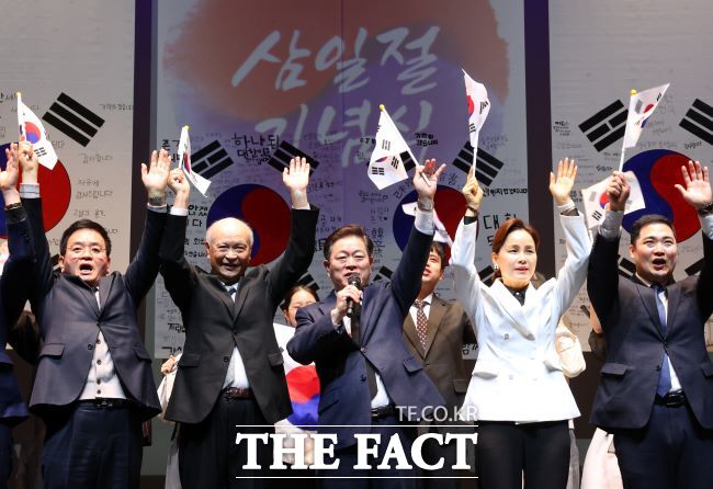 박승원 광명시장이 3.1절 기념식에서 참석자들과 만세를 외치고 있다. /광명시