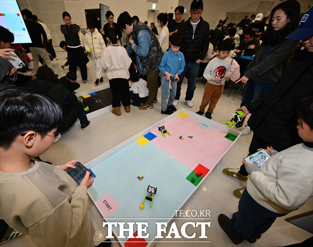 1일 서울 동대문디자인플라자(DDP)에서 열린 '서울AI페스티벌 2026'에 참가한 어린이들이 휴머노이드 로봇 G1과 손인사를 하고 있다.