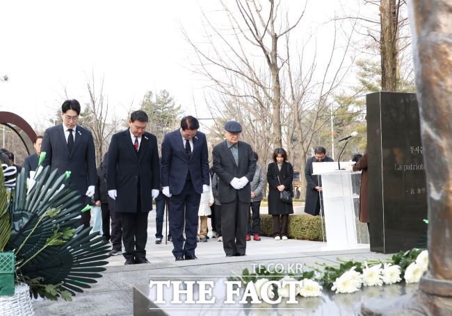 최대호 안양시장이 1일 동안구 갈산동 자유공원 내 보훈광장의 애국지사 기념상을 참배하고 있다. /안양시