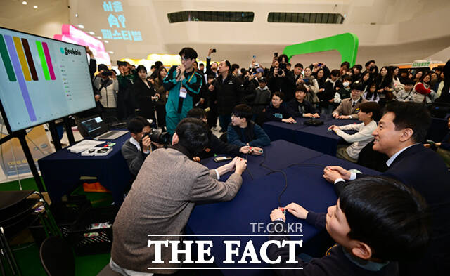 오세훈 서울시장이 1일 서울 동대문디자인플라자(DDP)에서 열린 '서울AI페스티벌 2026'에 참석해 마음ai의 완전 자율형 민첩 로봇 '우치봇'과 악수하고 있다.