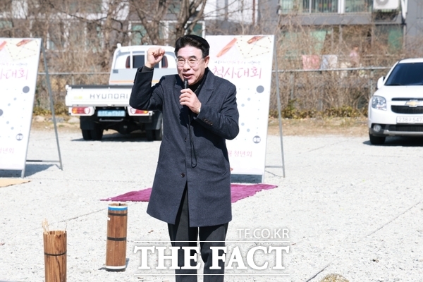 지난달 28일 충남 계룡청년회는 엄사면 일원에서 정월대보름을 맞아 척사(윷놀이) 대회를 개최한 가운데 이응우 계룡시장이 현장을 방문해 축사를 하고 있다. /계룡시