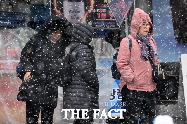 2일은 전국에 눈이나 비가 내리겠다. /더팩트 DB