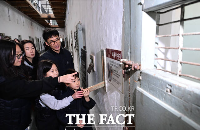 제107주년 삼일절인 1일 서울 서대문형무소역사관을 찾은 가족들이 서대문형무소 옥사 내부를 둘러보고 있다.