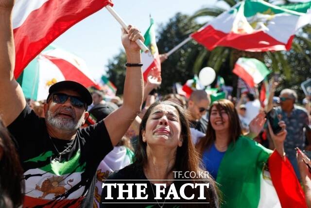 지난달 28일(현지시간) 미 캘리포니아주 로스앤젤레스에서 미국과 이스라엘의 이란 공격을 지지하는 시위대가 이란 국기를 흔들고 있다. /로스앤젤레스=AP.뉴시스