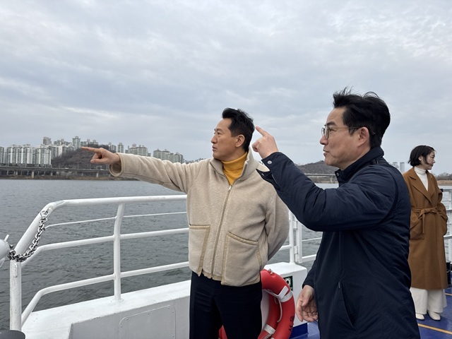 오세훈 서울시장은 1일 전 구간 운행 재개한 한강버스에 탑승해 