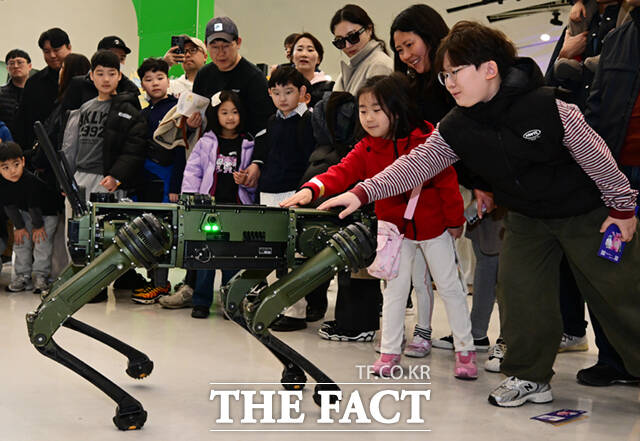 1일 서울 동대문디자인플라자(DDP)에서 열린 '서울AI페스티벌 2026'에 참가한 어린이들이 휴머노이드 로봇 G1과 손인사를 하고 있다.