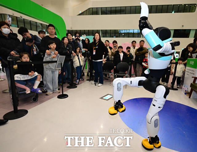 1일 서울 동대문디자인플라자(DDP)에서 열린 '서울AI페스티벌 2026'에 참가한 어린이들이 휴머노이드 로봇 G1과 손인사를 하고 있다.