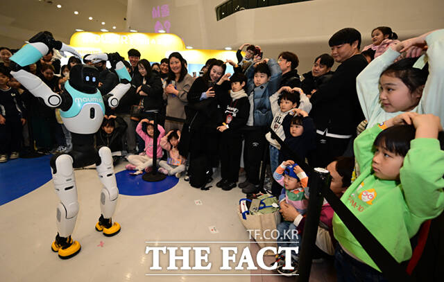 1일 서울 동대문디자인플라자(DDP)에서 열린 '서울AI페스티벌 2026'에 참가한 어린이들이 마음ai의 완전 자율형 민첩 로봇 '우치봇'과 손하트를 하고 있다. /이새롬 기자