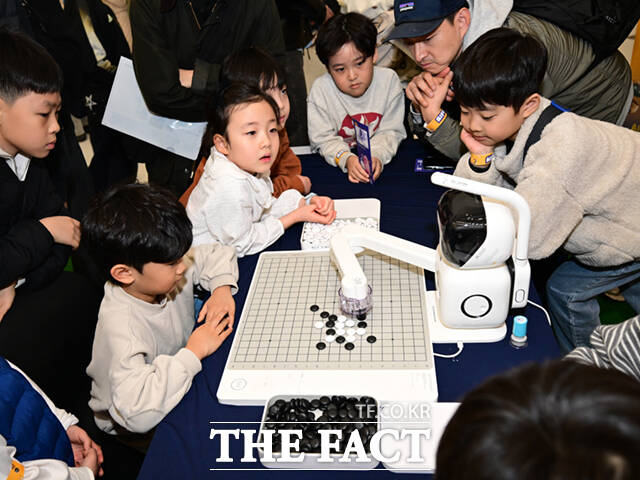 1일 서울 동대문디자인플라자(DDP)에서 열린 '서울AI페스티벌 2026'에 참가한 어린이들이 휴머노이드 로봇 G1과 손인사를 하고 있다.