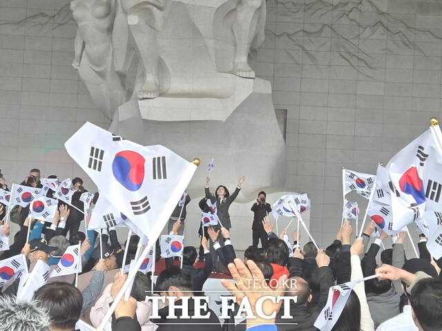 독립기념관 제107주년 3·1절 기념식에서 참석자들이 두 손을 높이 들고 만세삼창을 외치고 있다. /정효기 기자