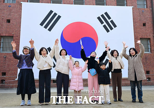 제107주년 삼일절인 1일 서울 서대문형무소역사관을 찾은 가족들이 서대문형무소 옥사 내부를 둘러보고 있다.