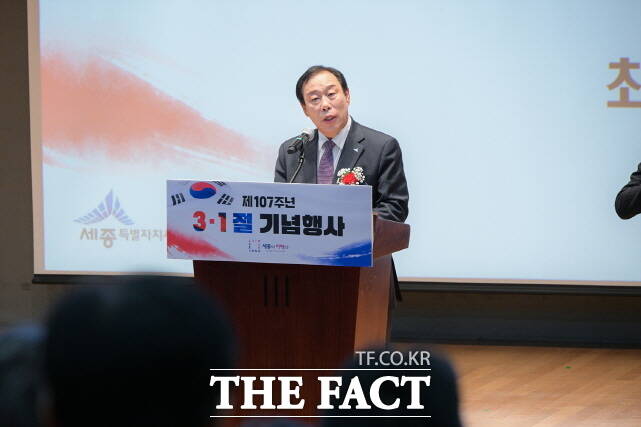 최민호 세종시장이 1일 시청 여민실에서 열린 제107주년 3·1절 기념행사에서 기념사를 하고 있다. /세종시