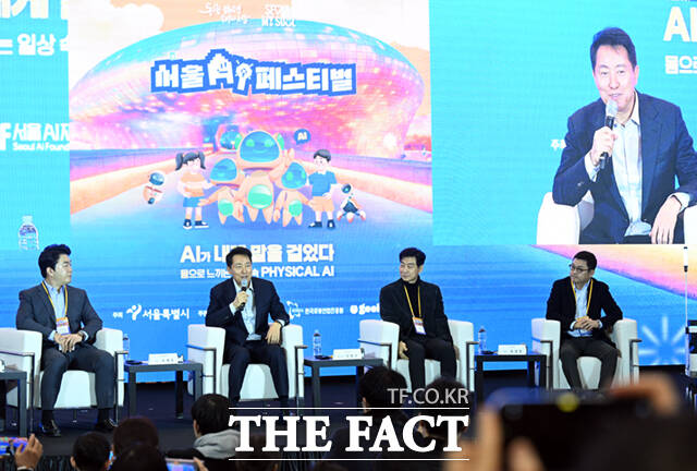 오세훈 서울시장이 1일 서울 동대문디자인플라자(DDP)에서 열린 '서울AI페스티벌 2026'에 참석해 마음ai의 완전 자율형 민첩 로봇 '우치봇'과 악수하고 있다.