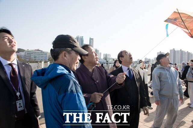 최민호 세종시장(왼쪽서 세 번째)이 지난달 28일 제3회 정월대보름 전국 연날리기 대회에서 연을 날리고 있다. /세종시