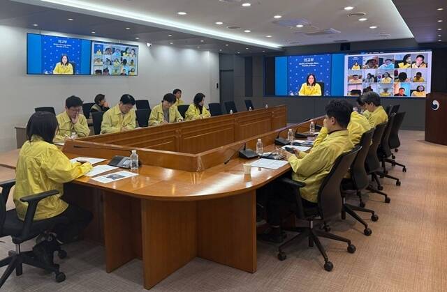 외교부는 1일 미국·이스라엘의 이란 공습에 따라 본부-공관 합동 상황점검회의를 이틀 연속으로 개최했다. 외교부는 사태 확산 등에 대비하기 위해 신속대응팀 파견도 검토 중이다. /외교부