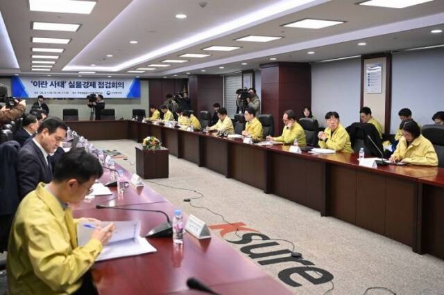 문신학 산업통상부 차관을 비롯한 정부 관계자들이 1일 이란 사태 영향 점검을 위한 제2차 실물경제 점검회의를 열고 논의 중이다. /산업통상부