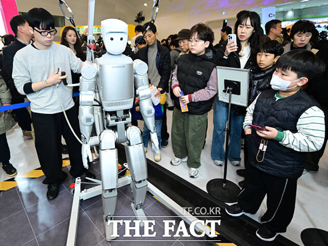 1일 서울 동대문디자인플라자(DDP)에서 열린 '서울AI페스티벌 2026'에 참가한 어린이들이 휴머노이드 로봇 G1과 손인사를 하고 있다.