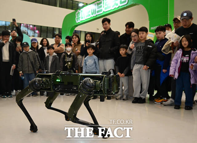 1일 서울 동대문디자인플라자(DDP)에서 열린 '서울AI페스티벌 2026'에 참가한 어린이들이 휴머노이드 로봇 G1과 손인사를 하고 있다.