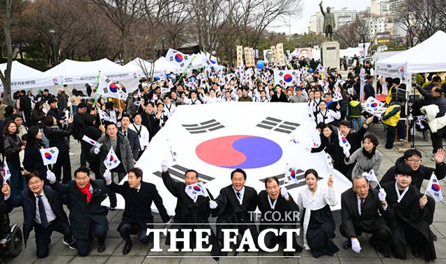 제107주년 삼일절인 1일 서울 서대문형무소역사관을 찾은 가족들이 서대문형무소 옥사 내부를 둘러보고 있다.