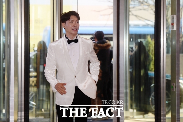 대중문화의 관점에서 보면, 이번 사건은 스타 시스템의 이면을 고스란히 드러냈다고 할 수 있다. 사진은 박수홍이 4년전 형제간 다툼이 시작된 직후 서울 여의도에서 가진 자신의 결혼식날 식장 안으로 들어서고 있다. /더팩트 DB