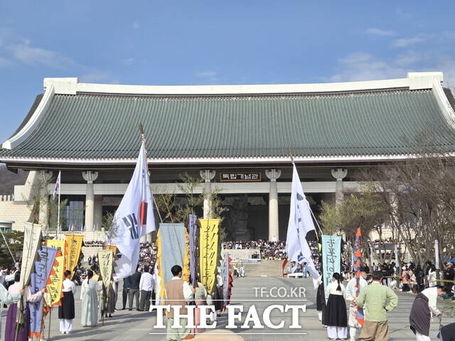 명예 독립운동가 1919명이 참여해 '1919 그날의 함성'을 재현하는 대규모 만세운동 퍼포먼스가 펼쳐지고 있다. /정효기 기자