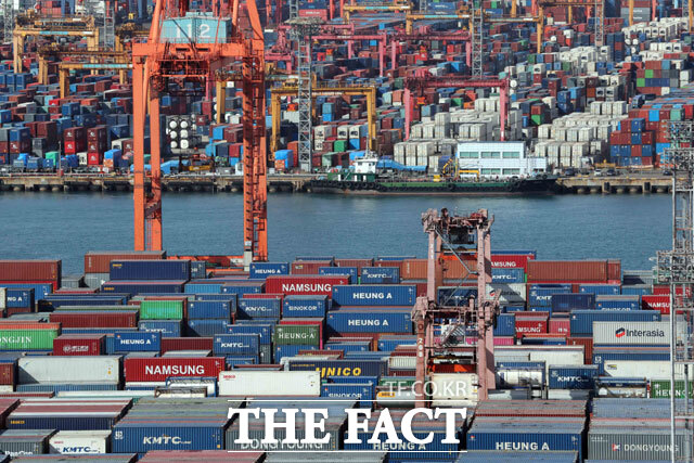 2월 수출은 지난해보다 29% 오른 647억5000만달러(97조1280억원)을 기록했다. 부산 남구 부두 야적장에 수출입 컨테이너가 쌓여 있다. /뉴시스