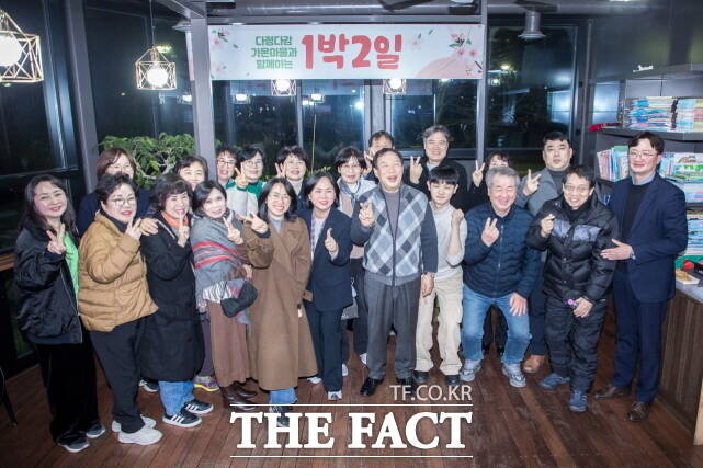 최민호 시장이 지난달 25일 다정동에서 1박2일 주민과의 대화를 하고 단체 기념촬영을 하고 있다. /세종시