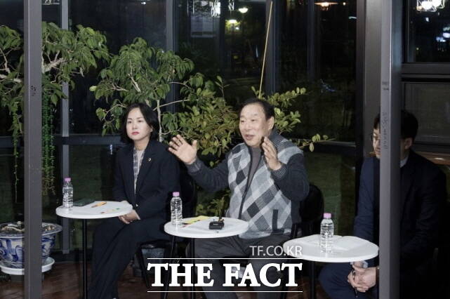 최민호 세종시장이 지난달 25일 다정동에서 열린 시장과 함께하는 1박2일을 통해 인삿말을 하고 있다. /세종시