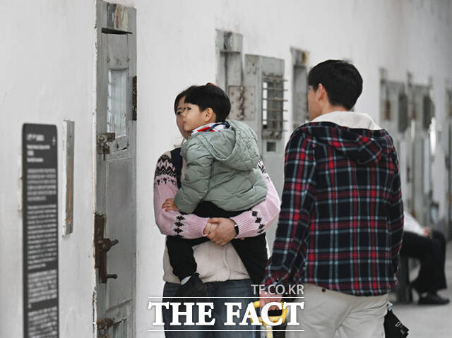 제107주년 삼일절인 1일 서울 서대문형무소역사관을 찾은 가족들이 서대문형무소 옥사 내부를 둘러보고 있다.