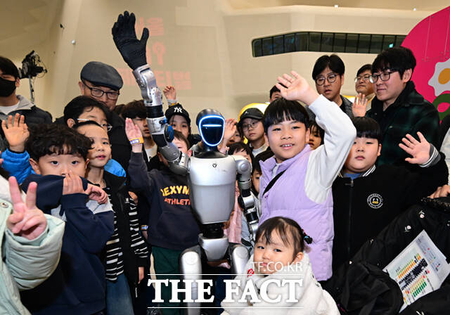 1일 서울 동대문디자인플라자(DDP)에서 열린 '서울AI페스티벌 2026'에 참가한 어린이들이 휴머노이드 로봇 G1과 손인사를 하고 있다.