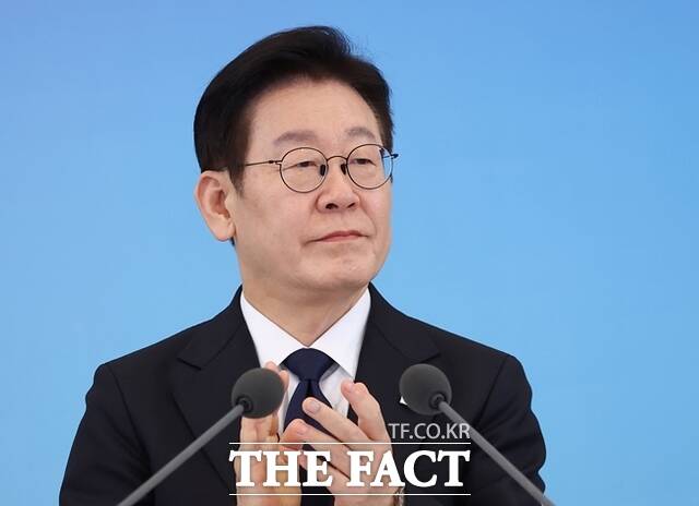 이재명 대통령이 싱가포르에 도착하자마자 소셜 미디어를 통해 