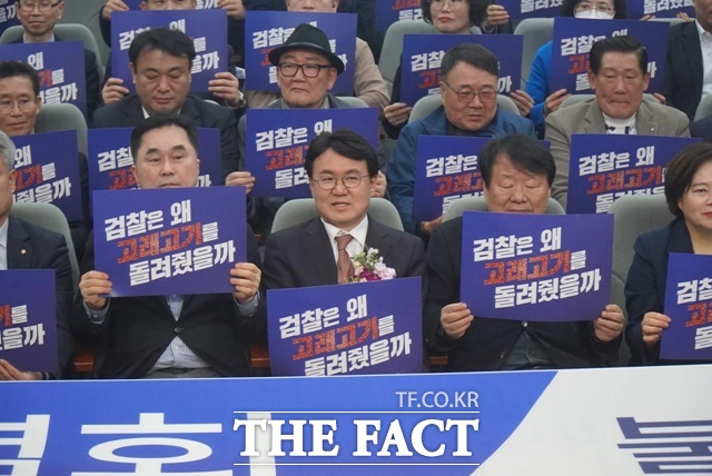 황운하 의원(앞줄 왼쪽 두 번째)이 지난달 28일 출판기념회에 참석한 인사와 시민들과 함께 퍼포먼스를 선보이고 있다. /황운하 의원실