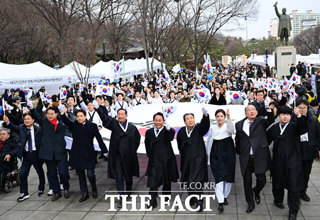 제107주년 삼일절인 1일 서울 서대문형무소역사관을 찾은 가족들이 서대문형무소 옥사 내부를 둘러보고 있다.