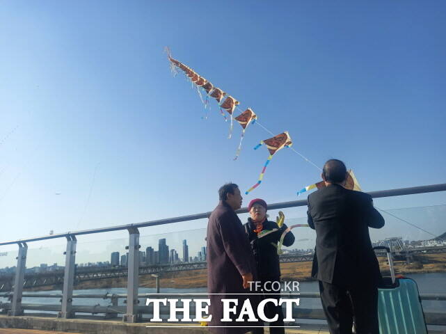 제3회 정월대보름 전국 연날리기 대회에서 시민들이 연을 날리고 있다. /세종시