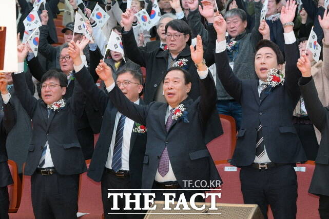 최민호 세종시장(왼쪽 세 번째)과 임채성 세종시의장(오른쪽)을 비롯한 기관장과 인사, 시민들이 1일 시청 여민실에서 열린 제107주년 3·1절 기념행사에서 만세를 부르고 있다. /세종시