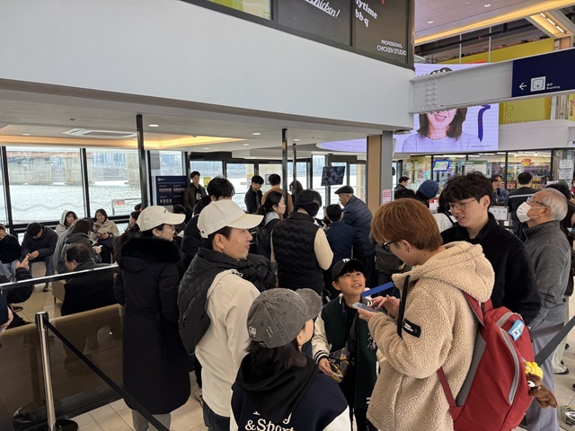 서울시에 따르면 1일 한강버스가 잠실~마곡 전 구간 운항을 재개했다. 사진은 광진구 뚝섬선착장에서 시민들이 한강버스에 승선하는 모습. /서울시