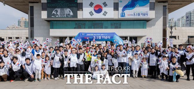 1일 오전 수원시 경기아트센터에서 개최된 제107주년 3·1절 기념식에서 김동연 경기도지사와 평화런 주자들이 기념 촬영을 하고 있다. /경기도