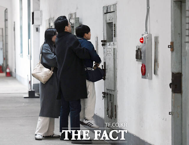 제107주년 삼일절인 1일 서울 서대문형무소역사관을 찾은 가족들이 서대문형무소 옥사 내부를 둘러보고 있다.