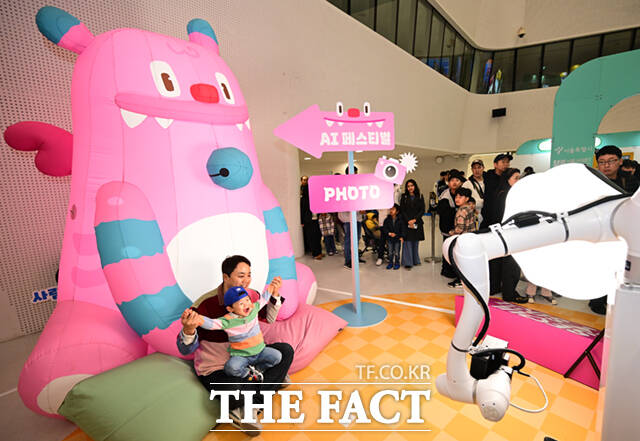 1일 서울 동대문디자인플라자(DDP)에서 열린 '서울AI페스티벌 2026'에 참가한 어린이들이 휴머노이드 로봇 G1과 손인사를 하고 있다.