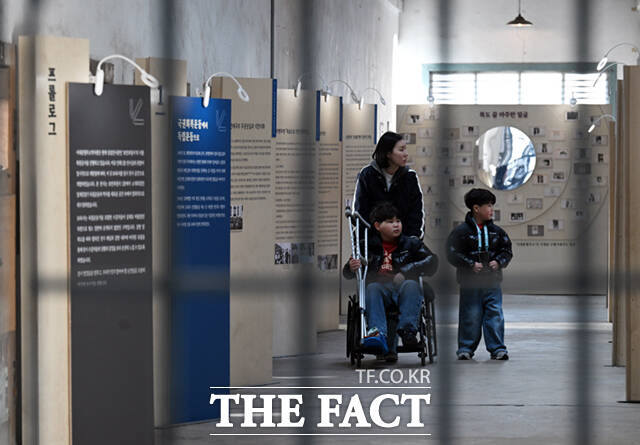 제107주년 삼일절인 1일 서울 서대문형무소역사관을 찾은 가족들이 서대문형무소 옥사 내부를 둘러보고 있다.