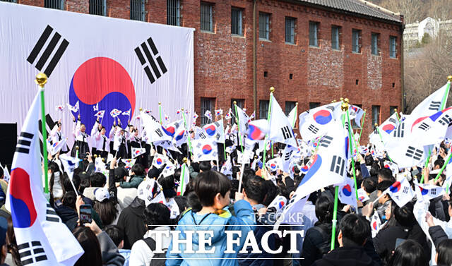 제107주년 삼일절인 1일 서울 서대문형무소역사관을 찾은 가족들이 서대문형무소 옥사 내부를 둘러보고 있다.