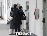  서대문형무소 옥사 둘러보는 가족 [포토]